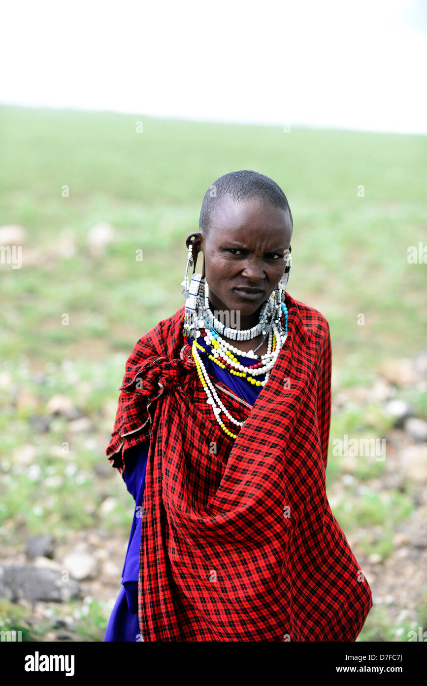 Una donna Masai indossare orecchini colorati. Foto Stock