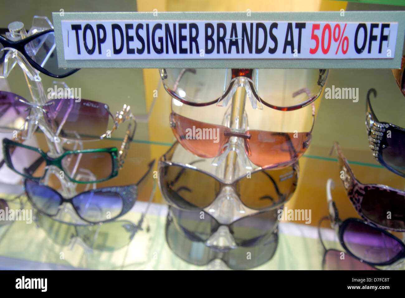Miami Beach Florida, Lincoln Road Mall, vetrina, vendita al dettaglio prodotti display, designer, marchi, occhiali, occhiali, occhiali da sole, segno, logo, 50% di sconto Foto Stock
