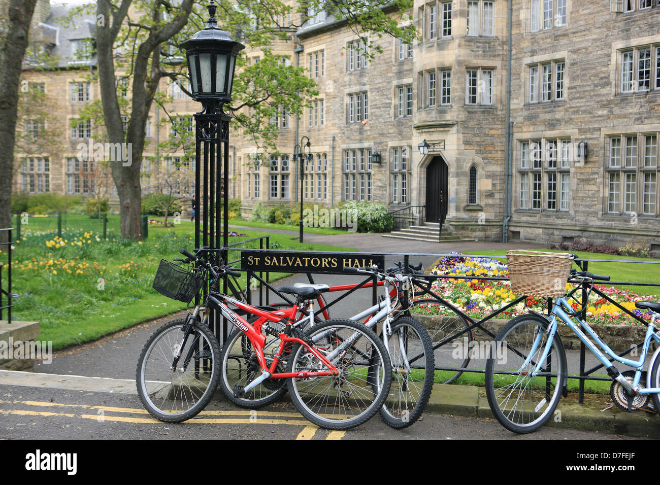 Le biciclette al di fuori di San Salvator il sale, uno degli studenti universitari residences in st Andrews in Fife Scozia Scotland Foto Stock