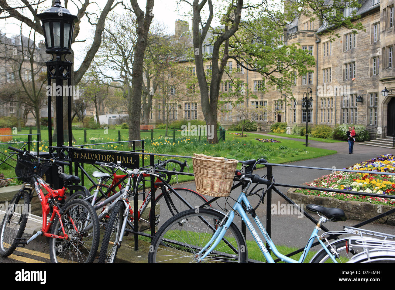 Le biciclette al di fuori di San Salvator il sale, uno degli studenti universitari residences in st Andrews in Fife Scozia Scotland Foto Stock