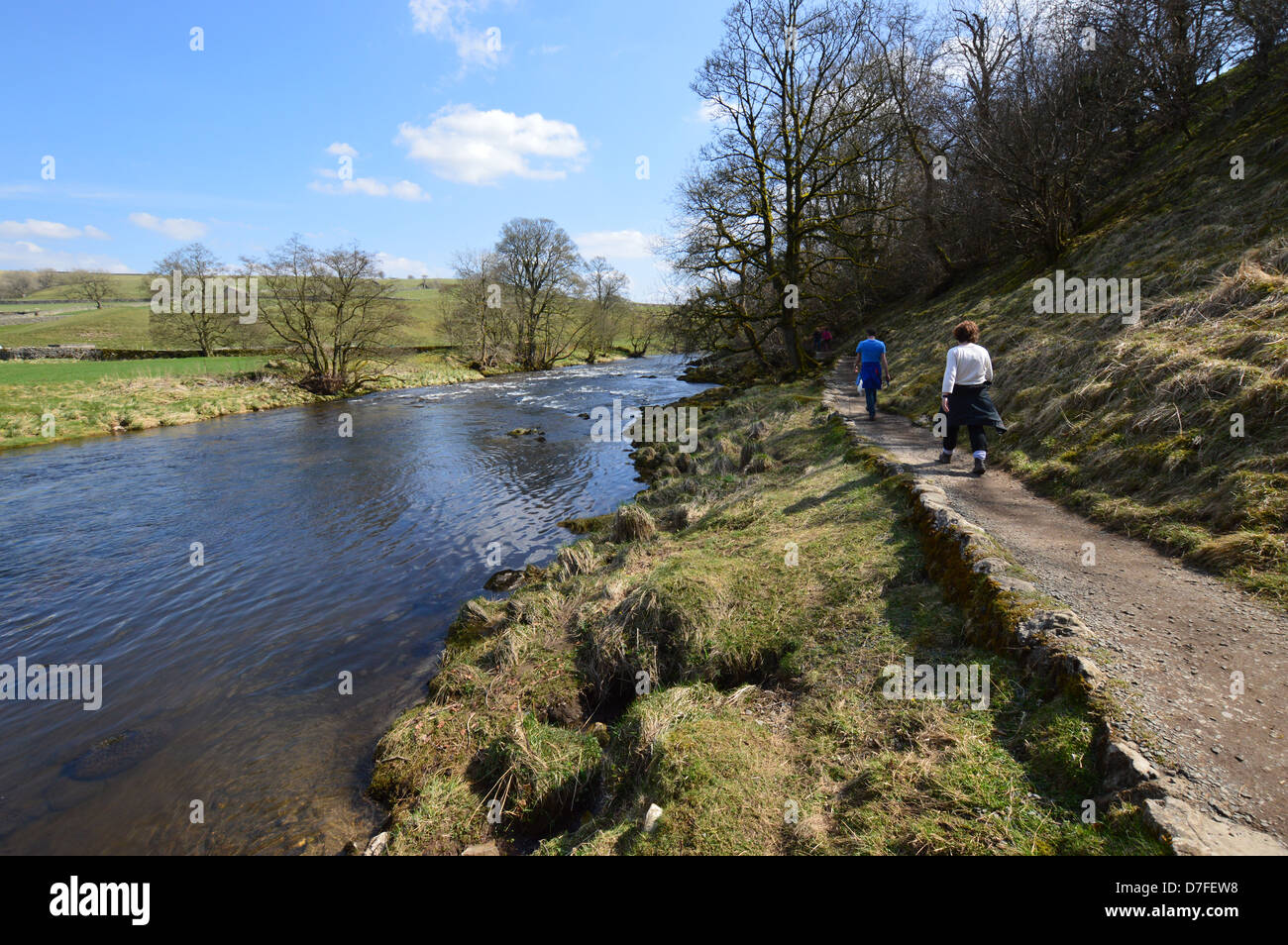 Due escursionisti sul fiume Wharfe vicino Burnsall sul modo Dales a lunga distanza sentiero Wharfedale Yorkshire. Foto Stock