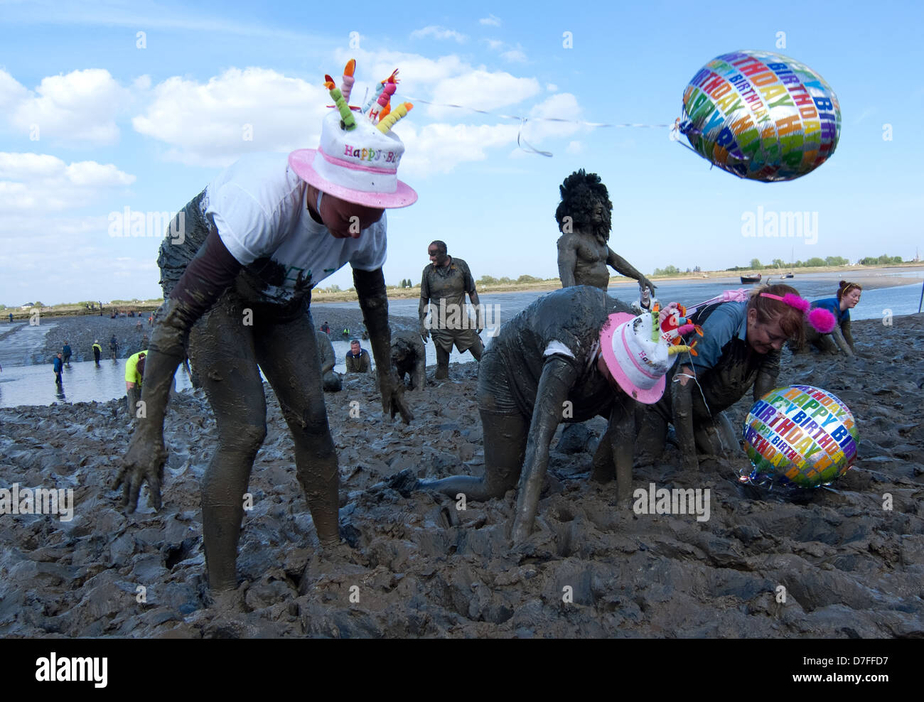Il compleanno ragazze con rosa torta di compleanno di cappelli e palloni hanno il traguardo finale. Foto Stock