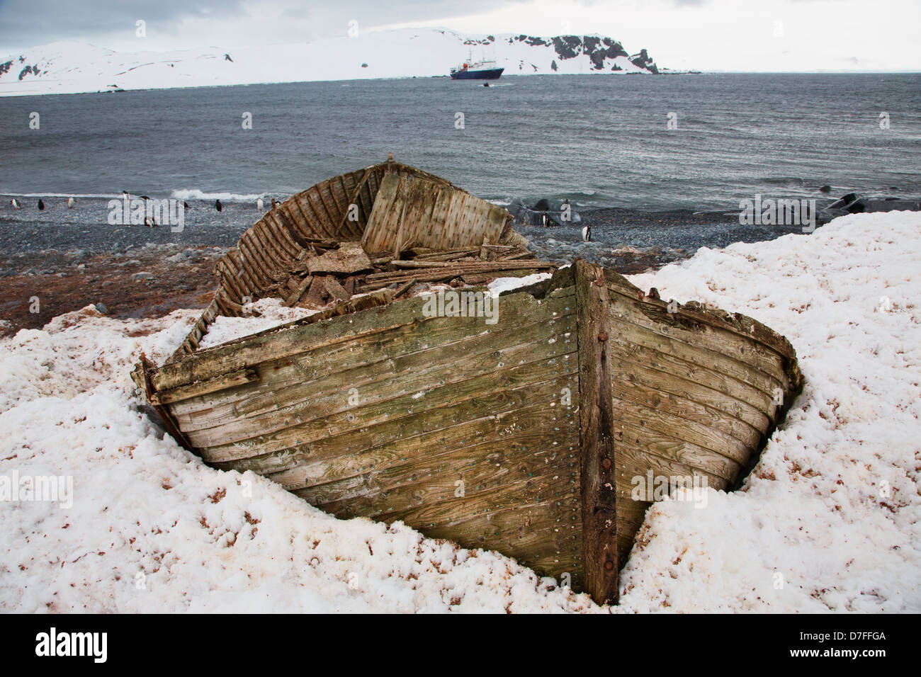 Un vecchio dory su Half Moon Island, l'Antartide. Foto Stock