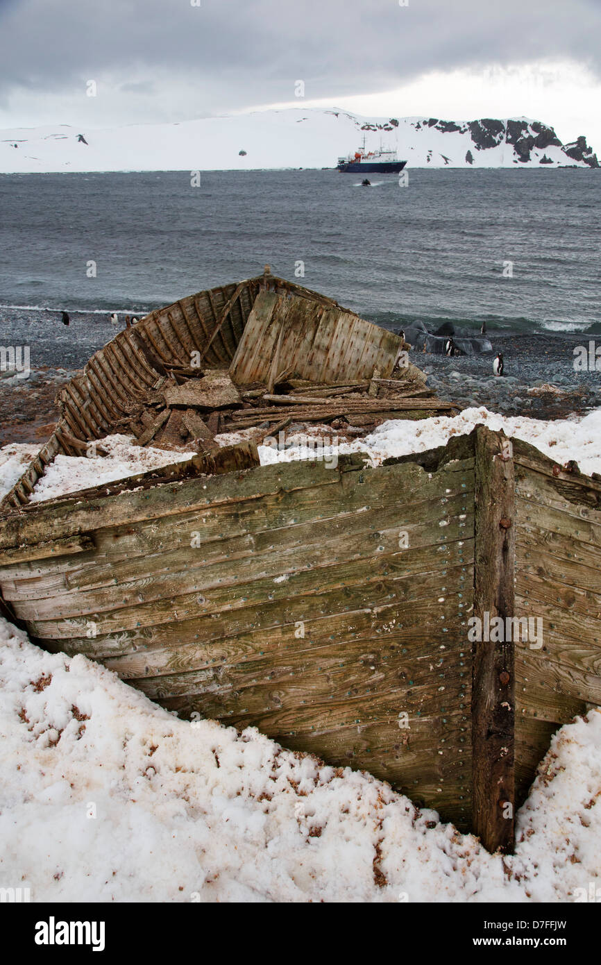 Un vecchio dory su Half Moon Island, l'Antartide. Foto Stock