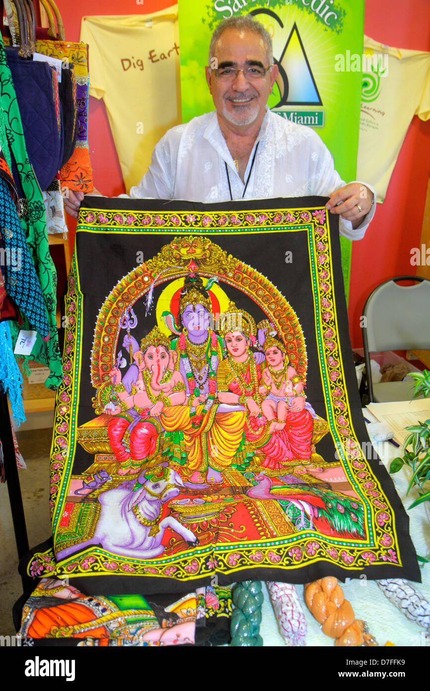 Miami Florida,Homestead,Harvest Farmers Market at Verde Gardens,uomo ispanico uomini maschio adulti,espositore,venditori bancarelle stand mercato Foto Stock