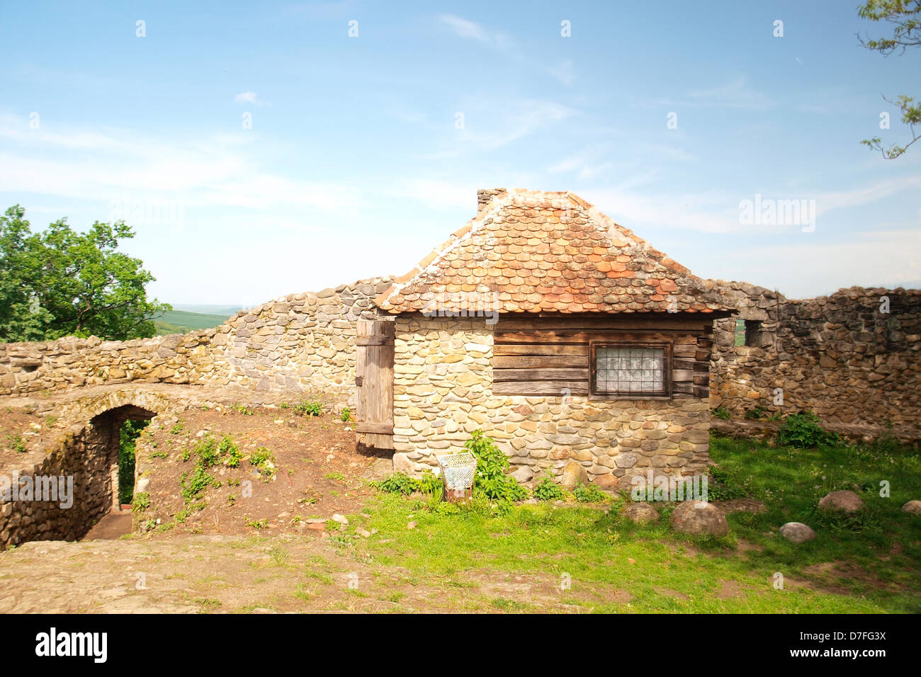 Il vecchio edificio di piccole dimensioni, tra le pareti di una chiesa fortificata. Foto Stock