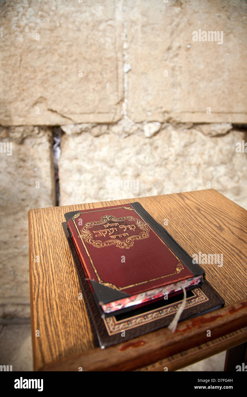 Libro biblico salmi in appoggio sul pedistal davanti il muro del pianto nella città vecchia di Gerusalemme in Israele. Sfocato il suo permanente torna alla Foto Stock
