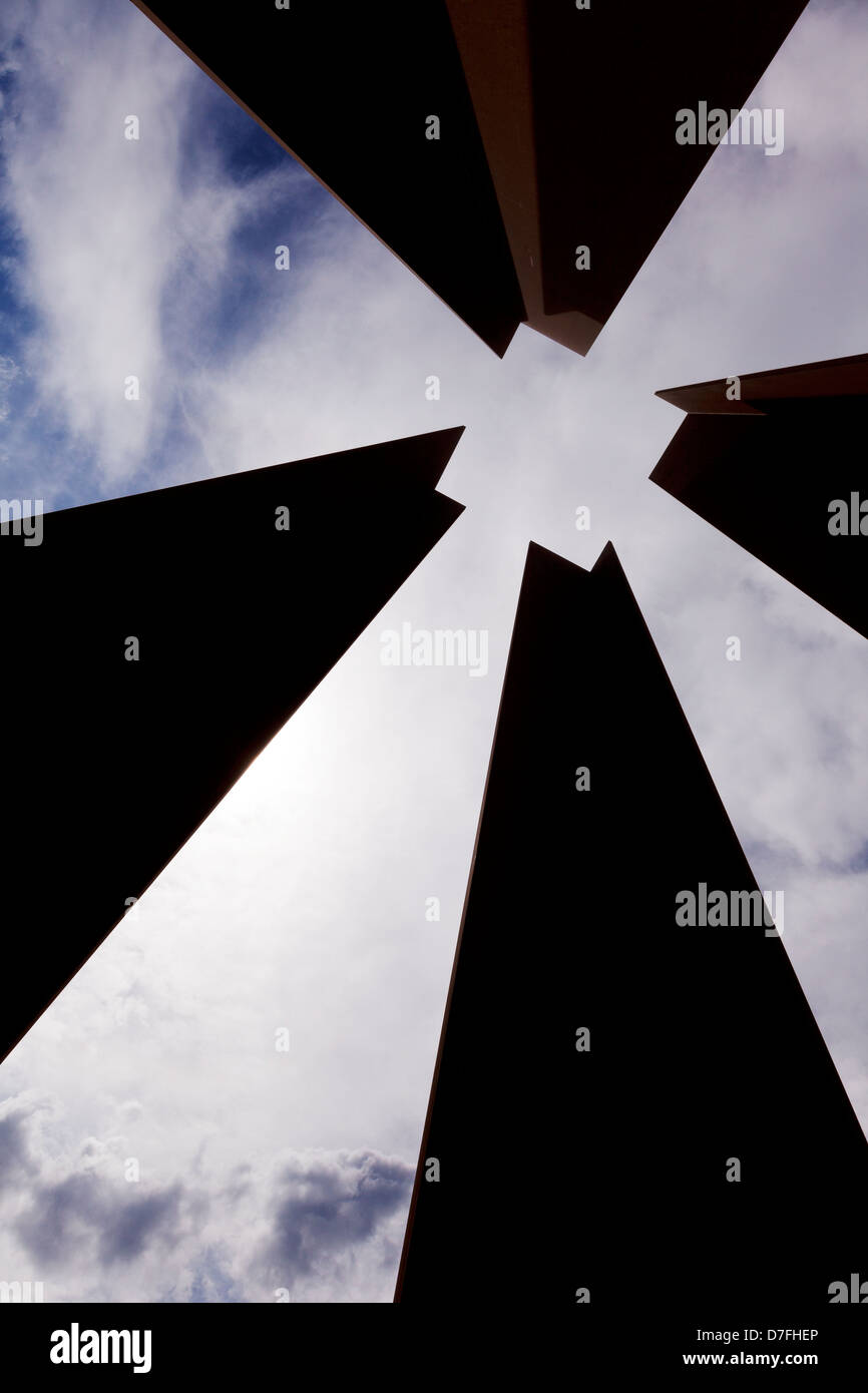 Angolo basso visualizza quattro colonne che nel loro insieme creano lo spazio negativo in forma quadrato su sfondo cielo nuvoloso al pomeriggio. Foto Stock