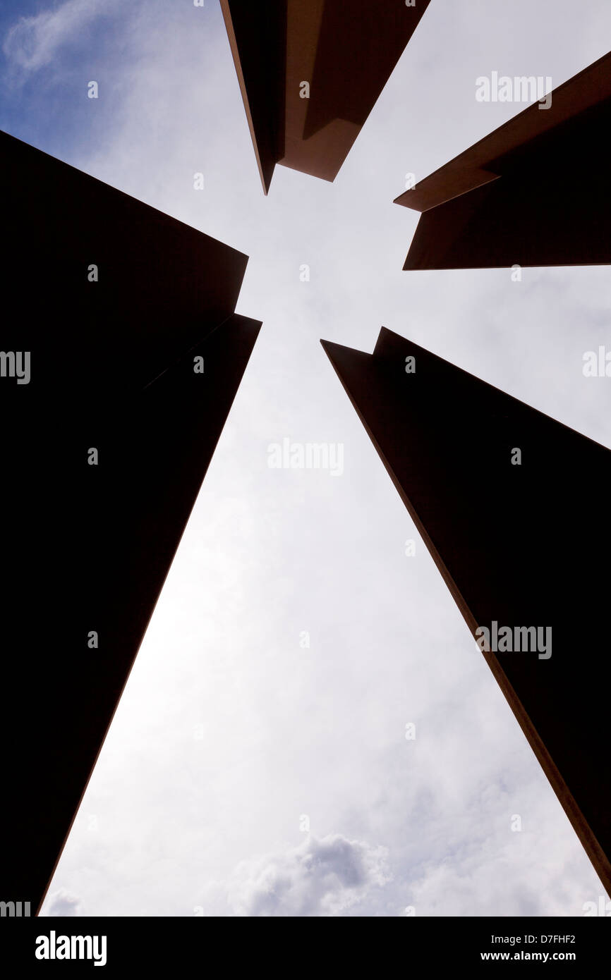 Angolo basso visualizza quattro colonne che nel loro insieme creano lo spazio negativo in forma quadrato su sfondo cielo nuvoloso al pomeriggio. Foto Stock