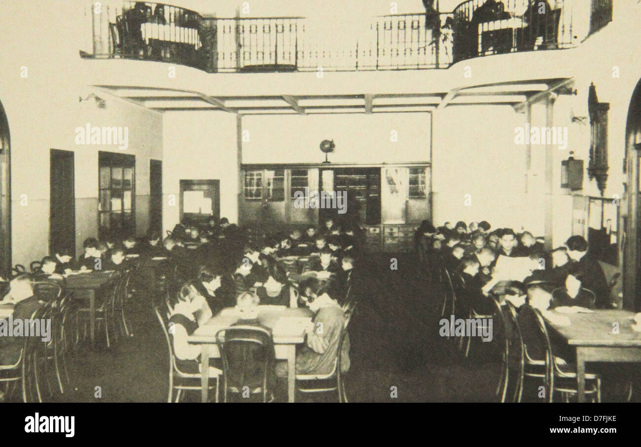 Gli orfani nella sala da pranzo a Janusz Korczak orfanotrofio in Krochmalna Street a Varsavia in Polonia (1929) Foto Stock