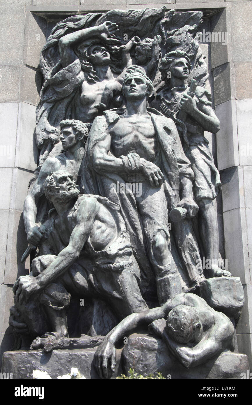 Monumento in memoria di eroi del Ghetto di Varsavia creato da Nathan Rappaport, situato a Varsavia, Polonia Foto Stock