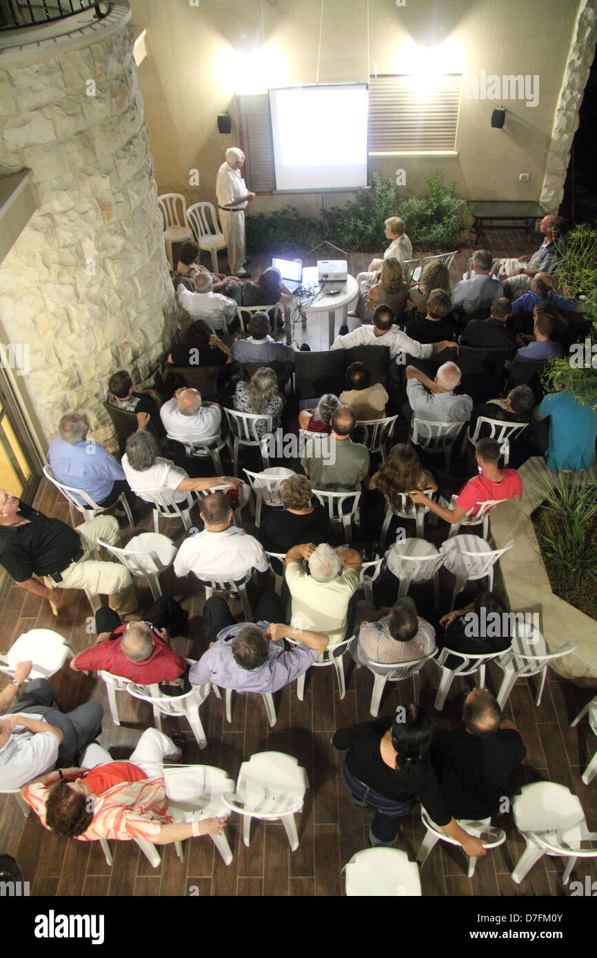 Presentazione di PowerPoint in un party in giardino in Kfar Yehoshua, Jezreel Valley Foto Stock