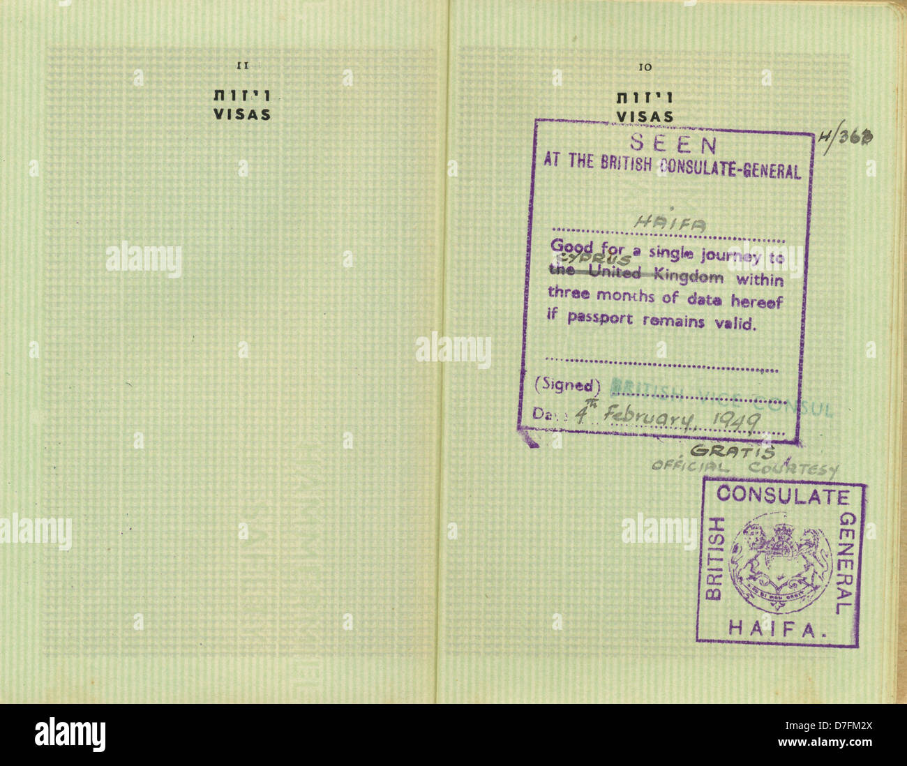 Stampigliato pagine 10-11 pre-Israele vintage palestinese passaporto rilasciato nel 1946 a volte quando British impero governato area. Buona come Foto Stock