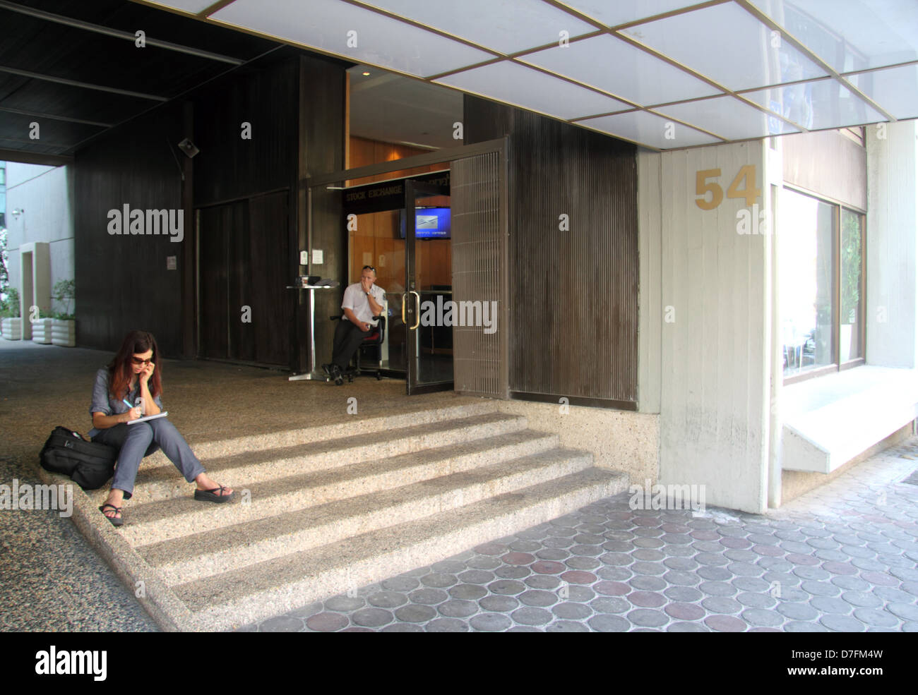 La bandiera israeliana al Aviv Stock Exchange Ltd a 54 trascorso Ha'am street a Tel Aviv Foto Stock