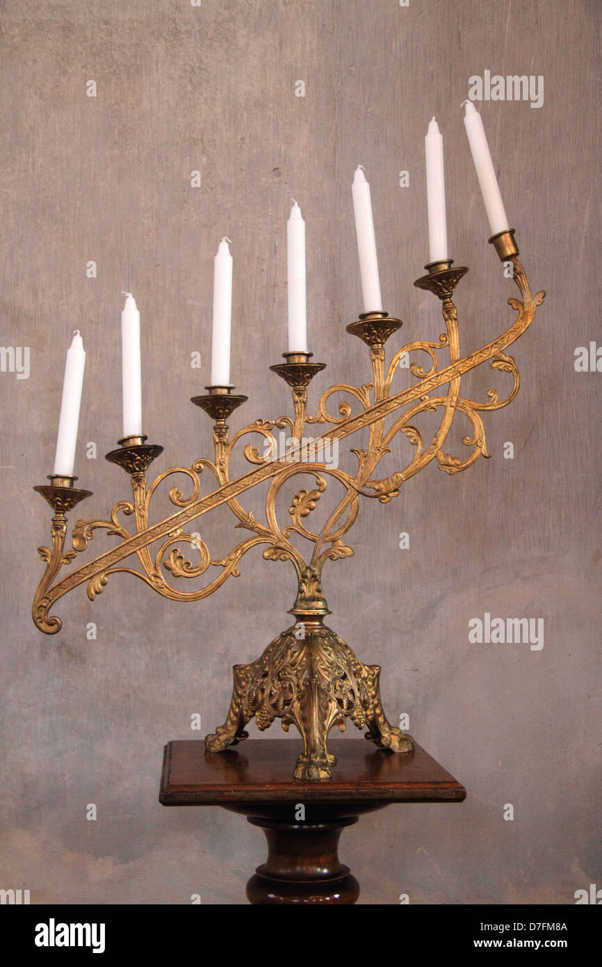 Un golden sette-ramificato Menorah situato dall'arca santa a Tykocin (Tiktin) Sinagoga, Polonia Foto Stock