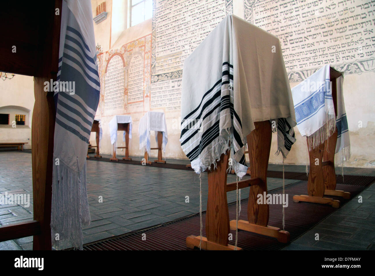 Preghiera scialli (Tallit) e le preghiere ebraiche scritta in ebraico sul muro a Tykocin (Tiktin) Sinagoga Foto Stock