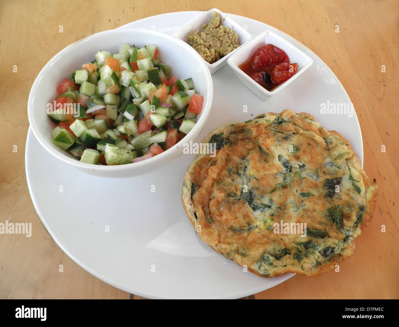 La colazione israeliana era composta di frittata, insalata di verdure e diffusione (Incolla) Foto Stock