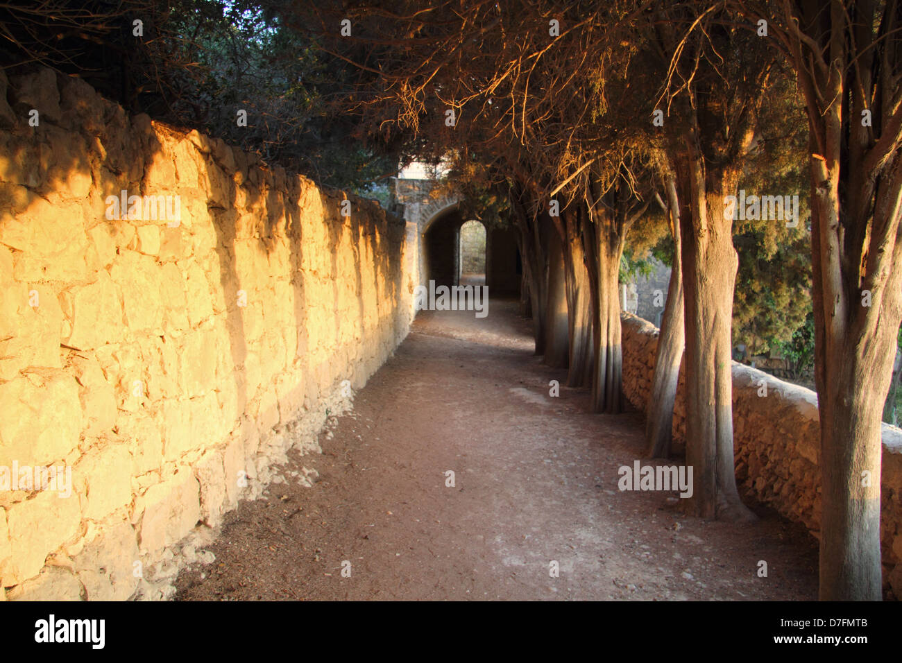 Passaggio presso il monastero delle Suore di Nostra Signora di Sion in Ein Kerem di Gerusalemme Foto Stock