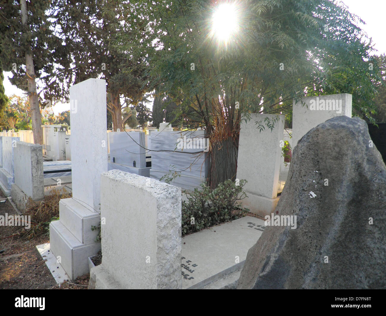 Gli oggetti contrassegnati per la rimozione definitiva in Kiryat Shaul cimitero di Tel Aviv Foto Stock