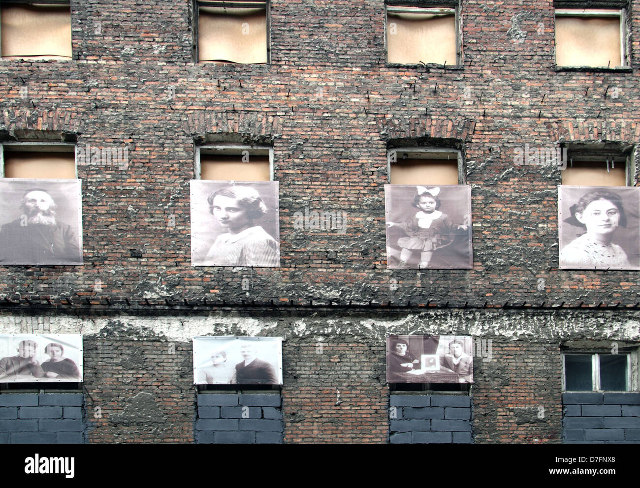 Edificio superstite del Ghetto di Varsavia la visualizzazione di ex cittadini ebrei a Prozna Street vicino a Piazza Gzibovska Polonia Foto Stock