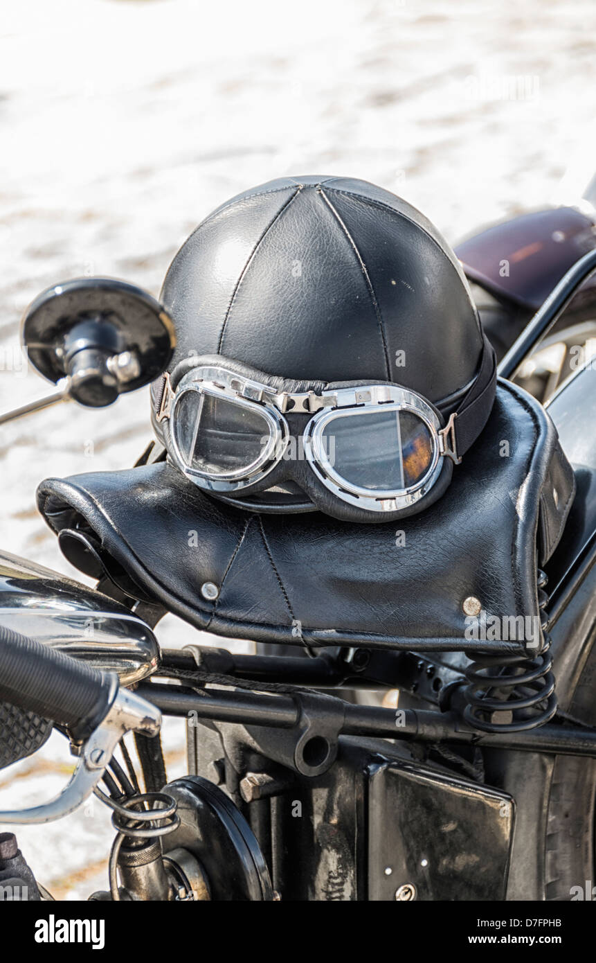 Il vecchio casco su una motocicletta Foto Stock