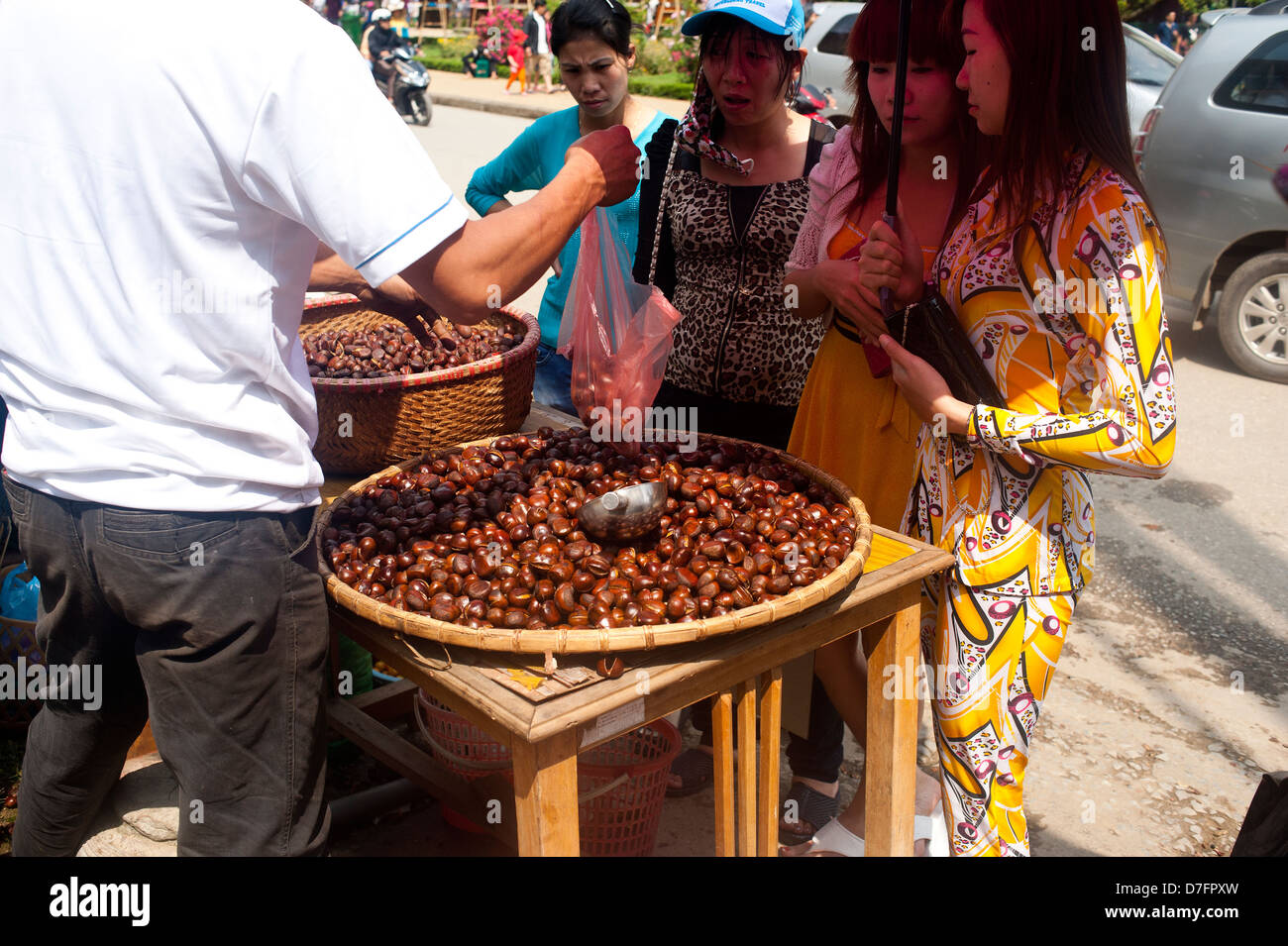 Sapa regione nord-est Vietnam - Street bancarella vendendo le castagne Foto Stock