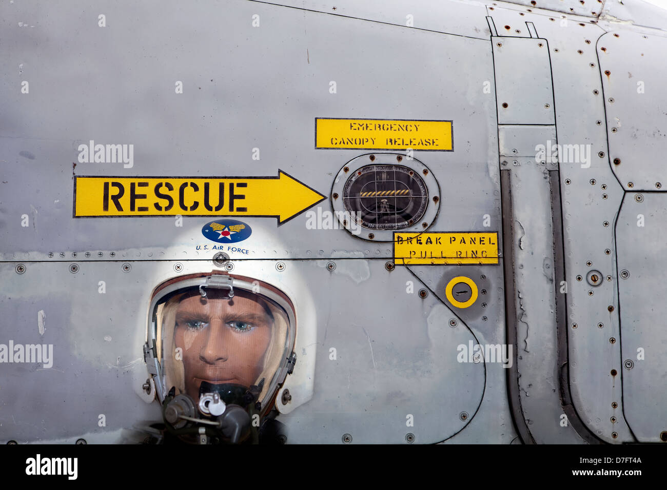 Il modello pilota da combattimento con una pressione suit, US Air Force, simbolo del sedile di espulsione, Collezione aerei Hermeskeil, Germania, Europa Foto Stock