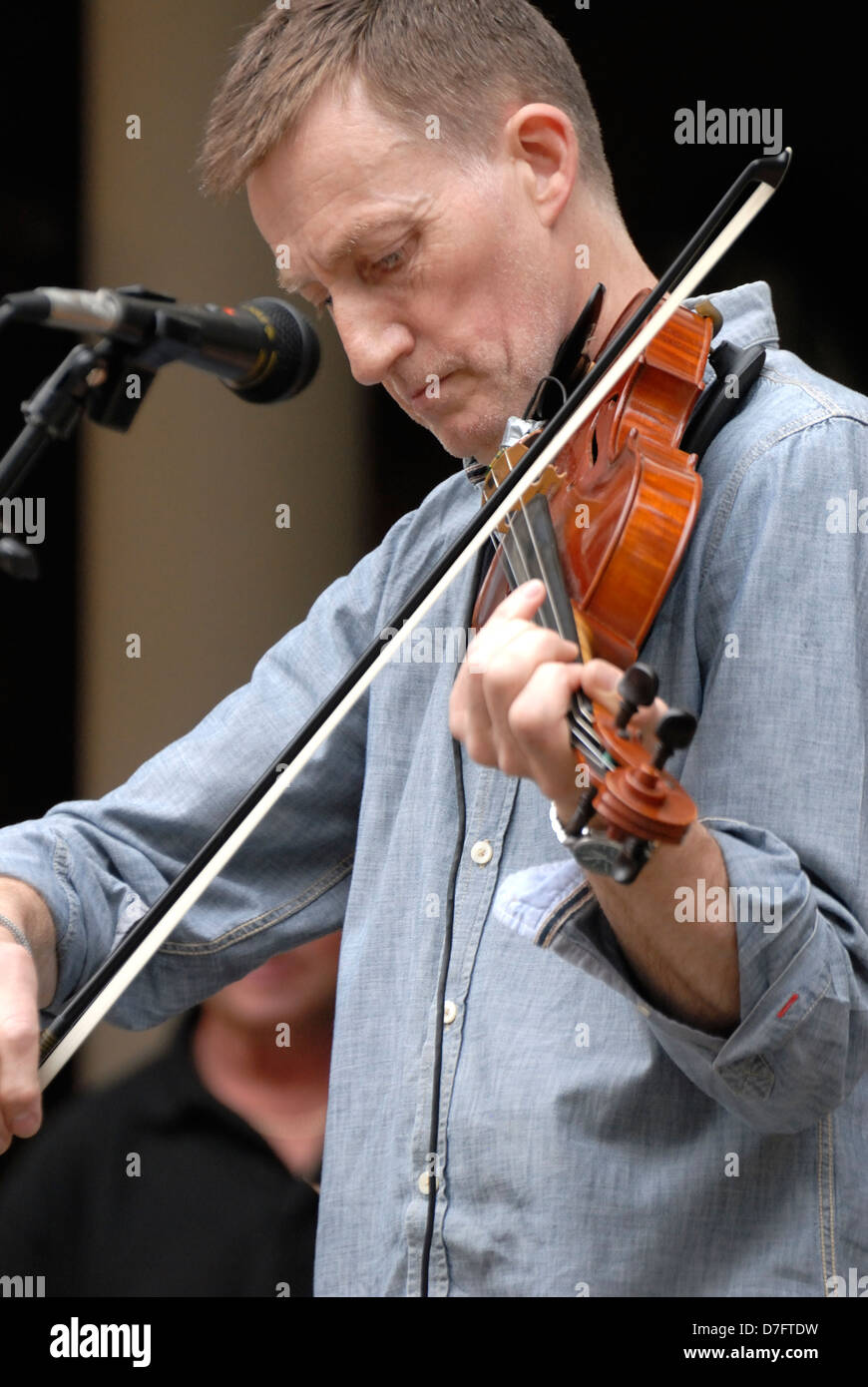 Rochester, Kent, Inghilterra, Regno Unito. Shadrack Tye - urban folk band. Paolo Robson - violino. Foto Stock