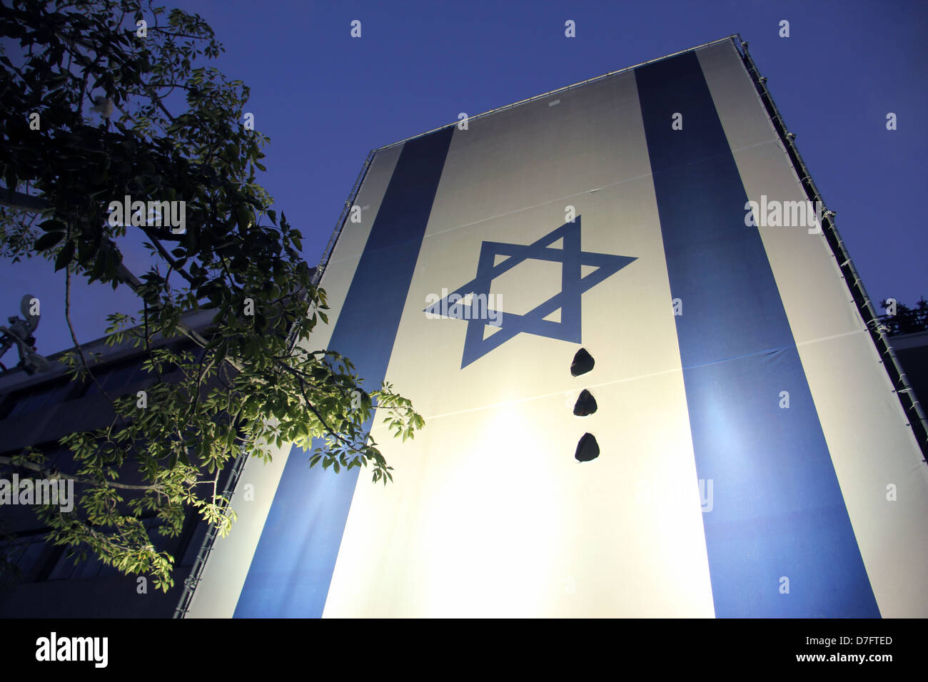 La bandiera Israeliana raffigurato con strappo artistico-gocce durante la tenda movimento di protesta che chiedono giustizia sociale Foto Stock