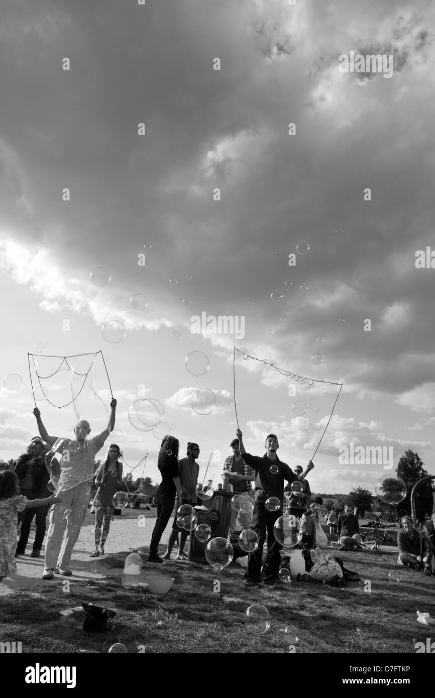 Berlino Germania - 10 Giugno 2012: gruppo di persone facendo gigantesche bolle di sapone su un inizio di estate domenica pomeriggio al Mauerpark Park's Foto Stock
