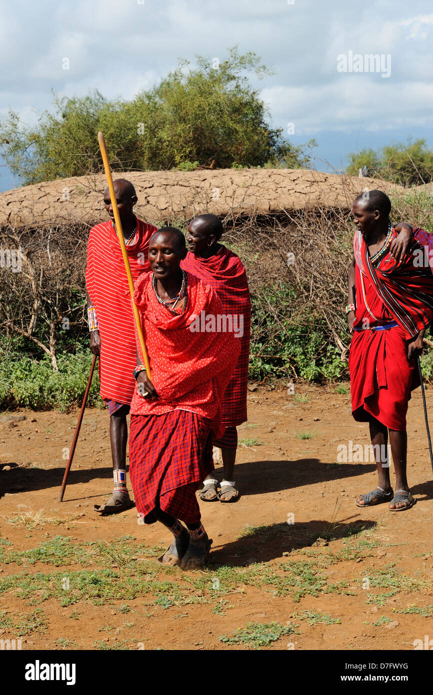 Masai tribesmen in Amboseli National Park, Kenya, Africa orientale Foto Stock