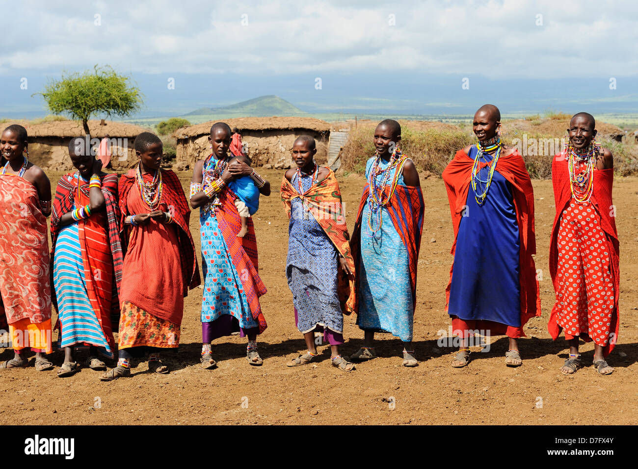 Masai tribeswomen in Amboseli National Park, Kenya, Africa orientale Foto Stock