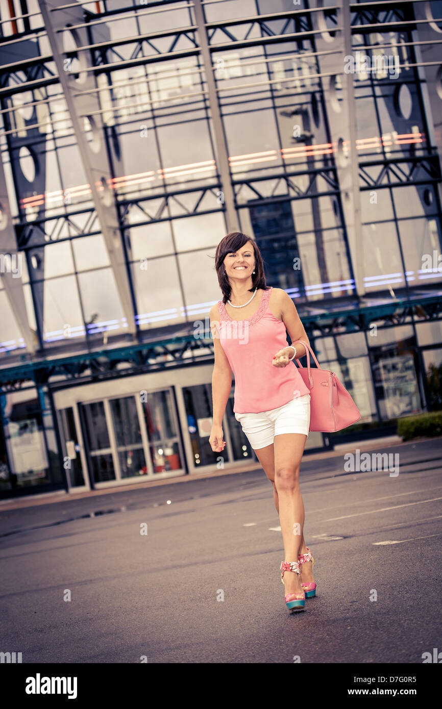 Giovane donna shopping in città Foto Stock