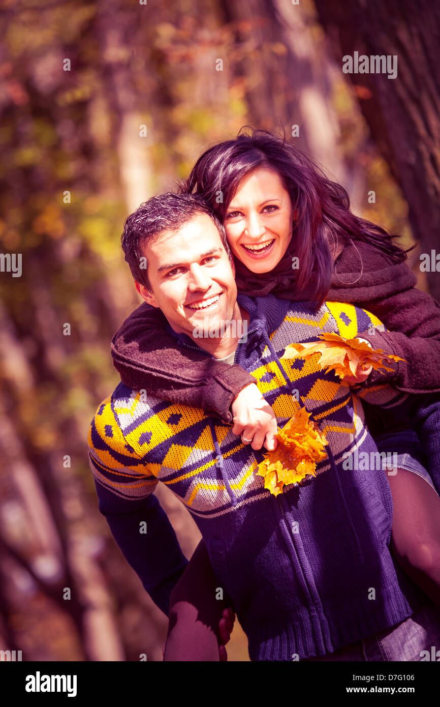 Una giovane coppia in autunno park Foto Stock