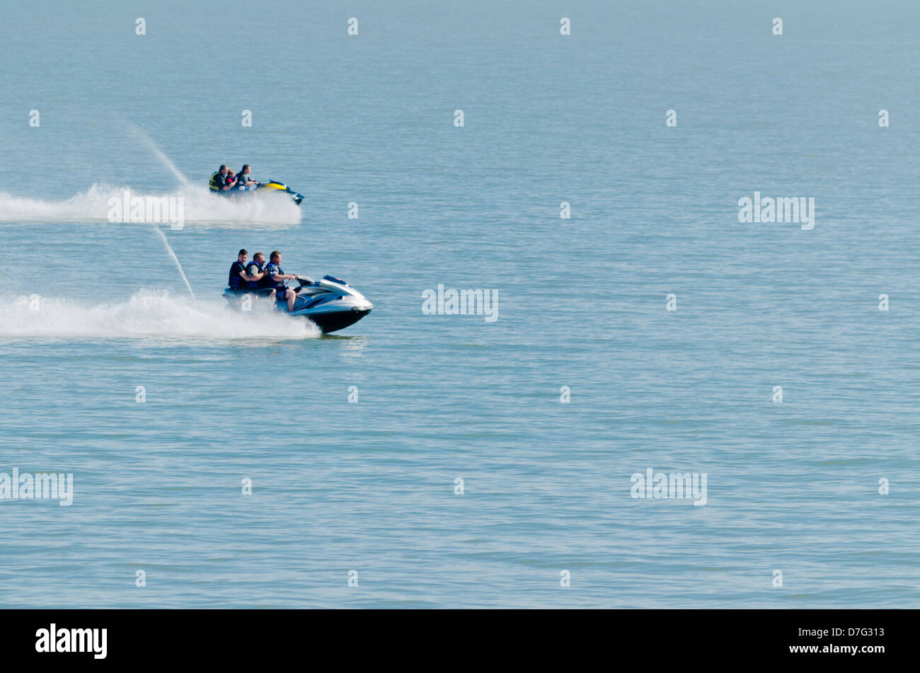 Jet ski racing fuori in mare Foto Stock