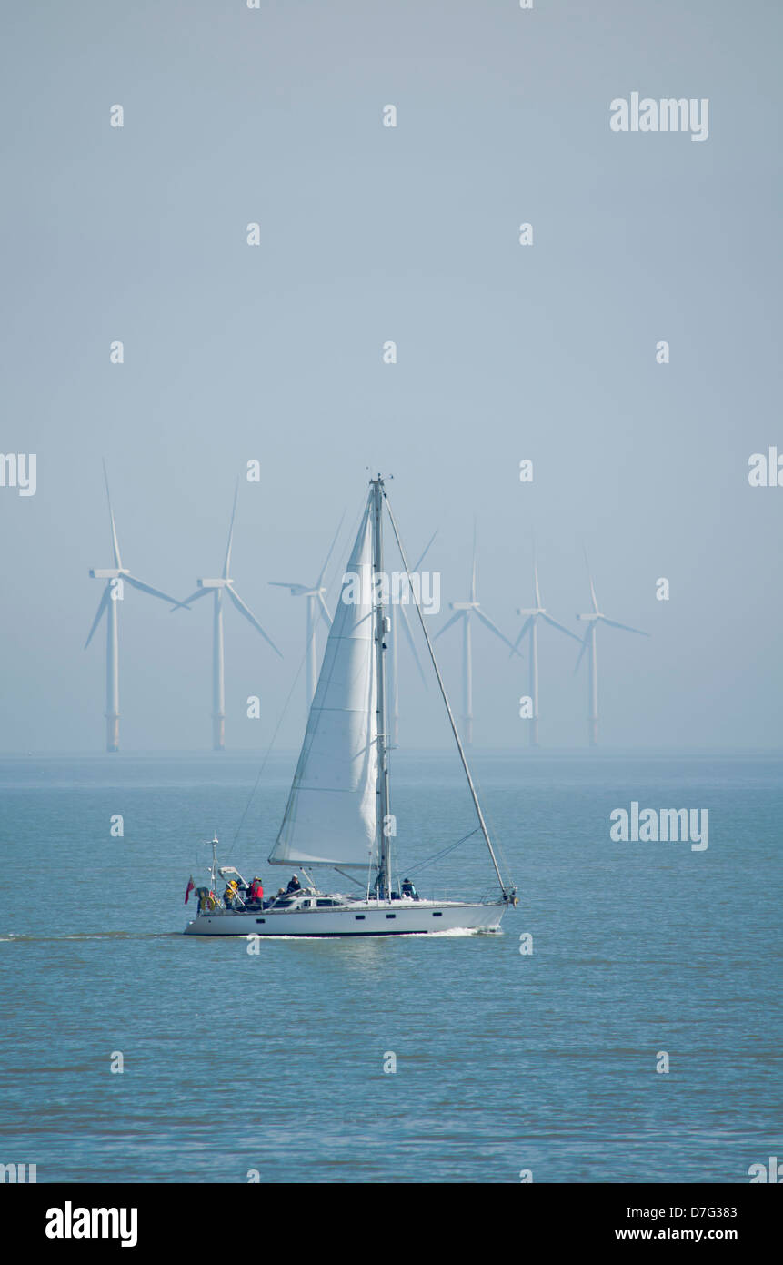 Yacht a vela di un passato wind farm Foto Stock