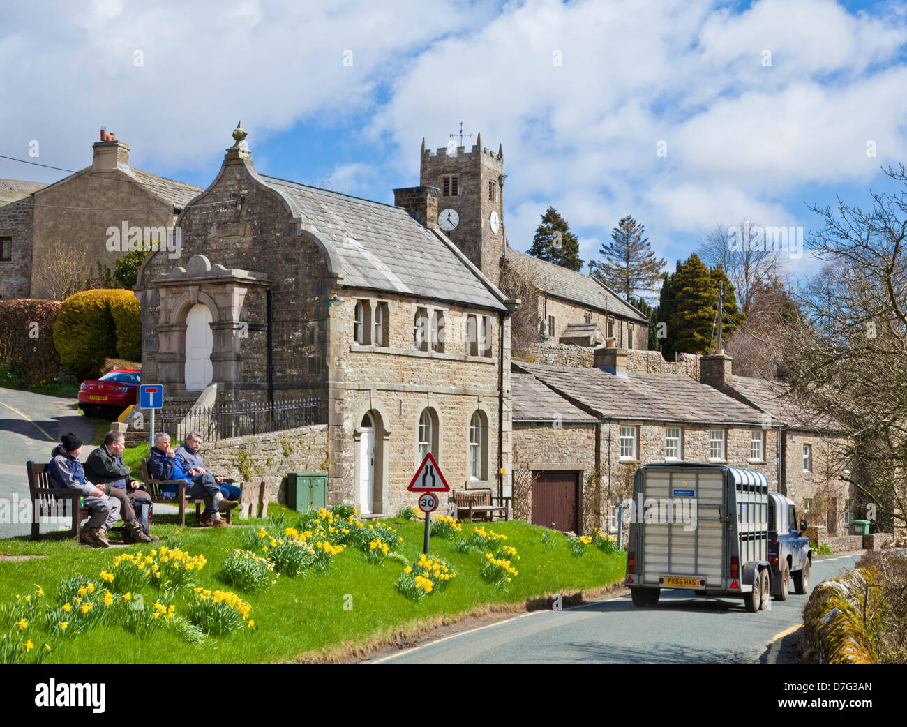 Yorkshire Dales Muker Village Horse box essere guidato attraverso Muker villaggio Muker North Yorkshire Dales National Park North Yorkshire Inghilterra Regno Unito Foto Stock