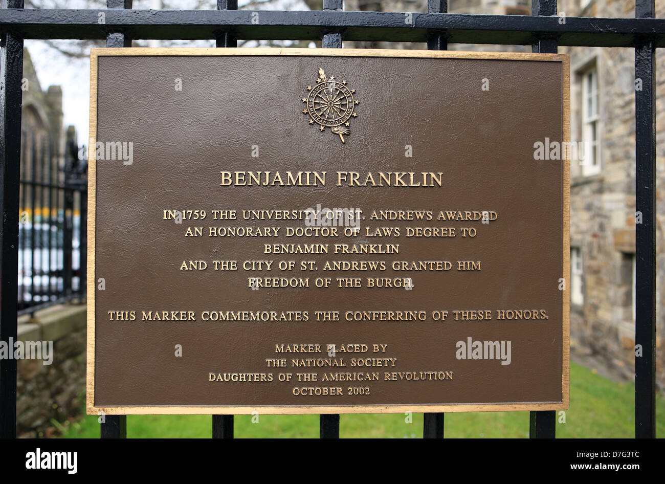 Lapide che ricorda un dottore honoris causa di diritto il cui grado è stato assegnato a Benjamin Franklin dall'Università di St Andrews Foto Stock