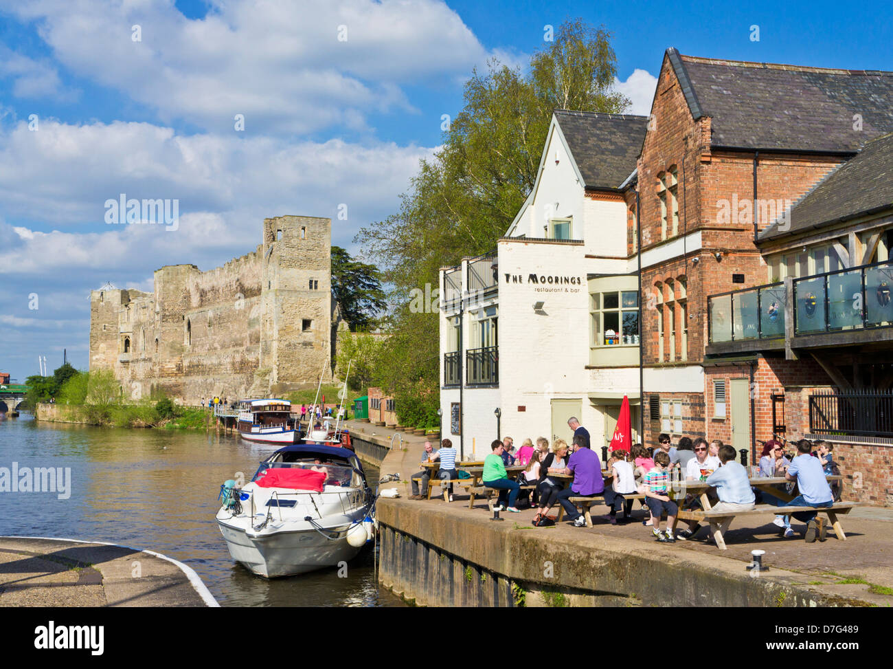 Newark Castle con la gente seduta davanti a un pub dal fiume Trento Newark-on-Trent Nottinghamshire England Regno Unito GB EU Europe Foto Stock