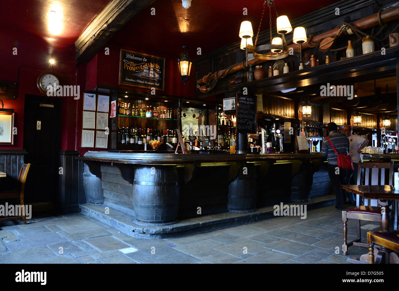 Interno della prospettiva di Whitby pub, Wapping parete, Wapping, Londra Foto Stock