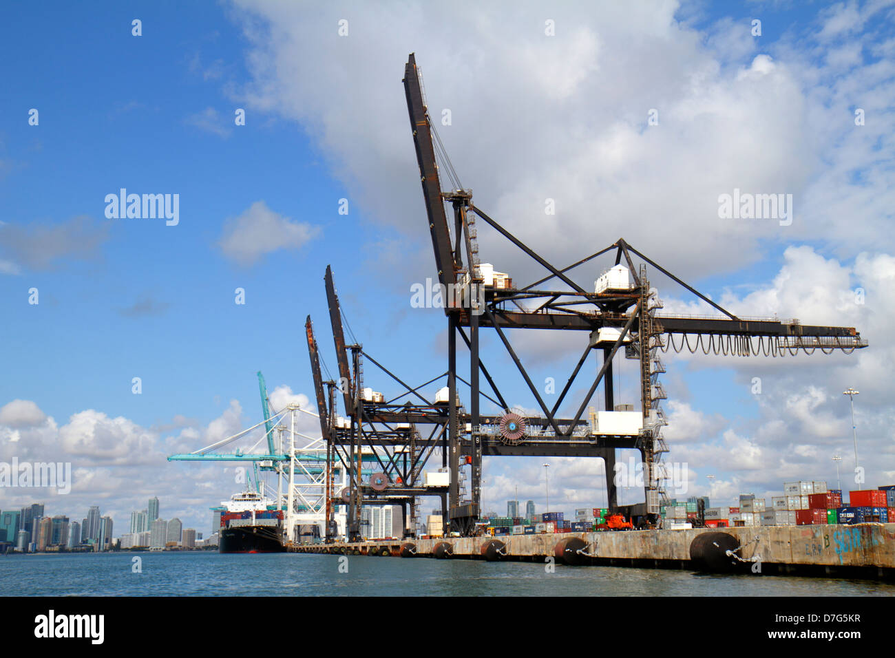 Miami Florida, Porto di Miami, Dodge Island, skyline del centro città, Biscayne Bay, gru di sollevamento, acqua, FL120905035 Foto Stock