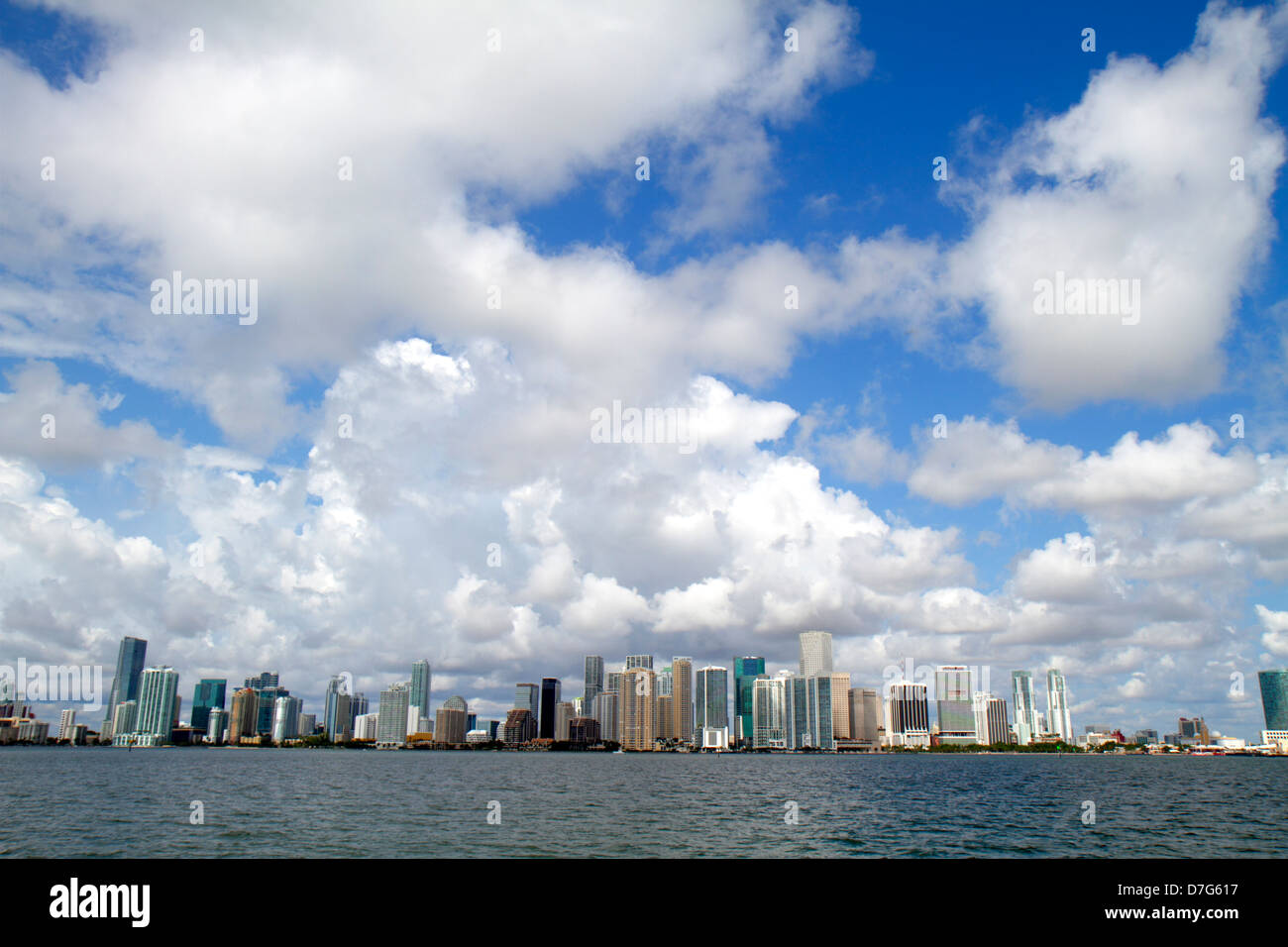 Miami Florida, skyline del centro città, quartiere finanziario di Brickell, cielo acquatico di Biscayne Bay, nuvole, edifici di uffici, skyline della città, skyscr alto Foto Stock