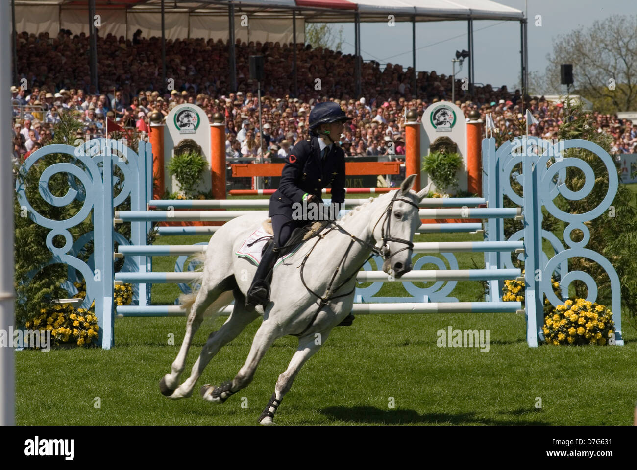 Badminton Horse Trials Gloucestershire 2013 UK. Gli spettatori guardano lo spettacolo saltando nell'arena principale. 2010s OMERO SYKES Foto Stock