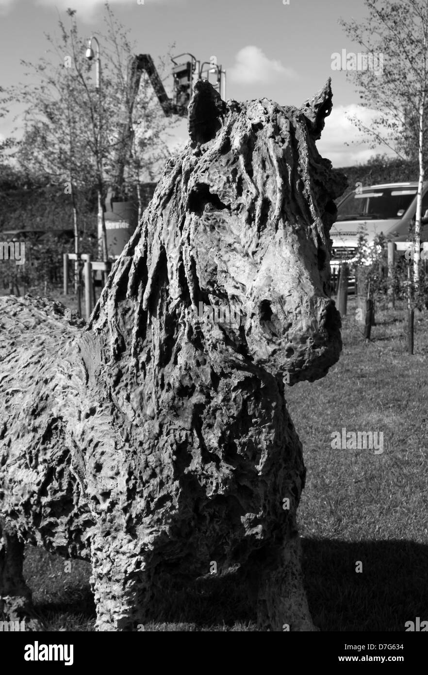 Pony Welsh statua in bronzo / al di fuori del governo gallese edificio, Sarn Mynach, Llandudno Junction prese sul suo open day Foto Stock