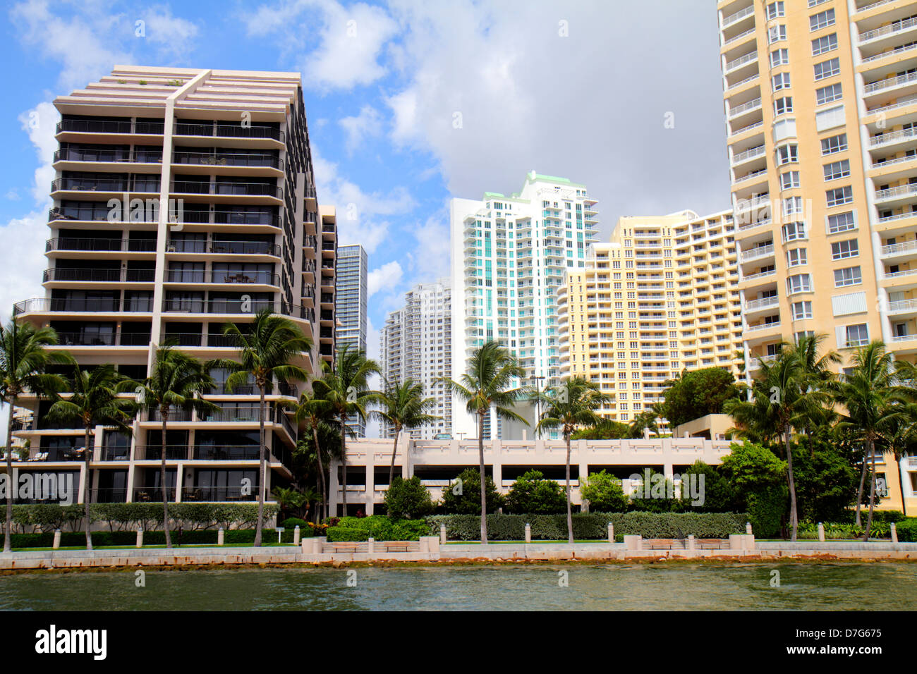 Miami Florida,Brickell Key,Biscayne Bay,Waterfront,condominio appartamenti residenziali edificio edifici alloggio, skyline della città, acqua, alto ris Foto Stock