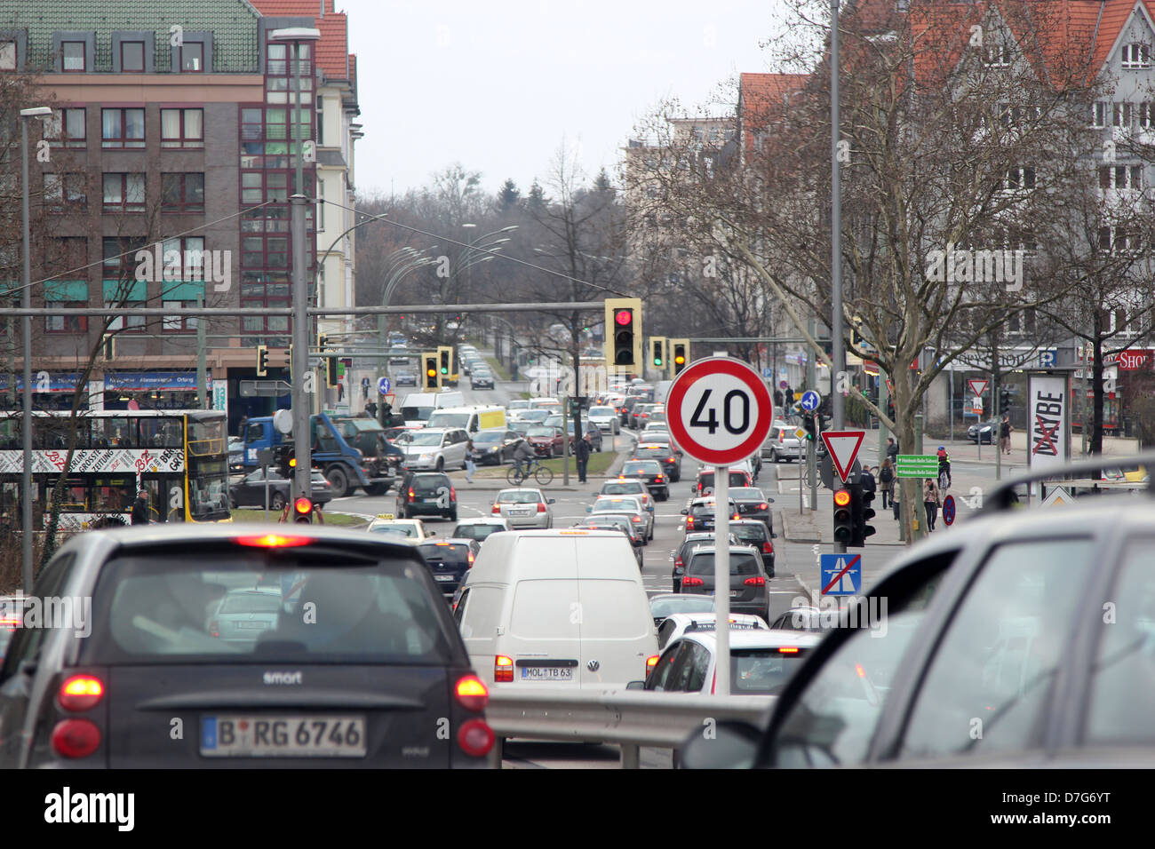 Il traffico di Berlino holdup Foto Stock