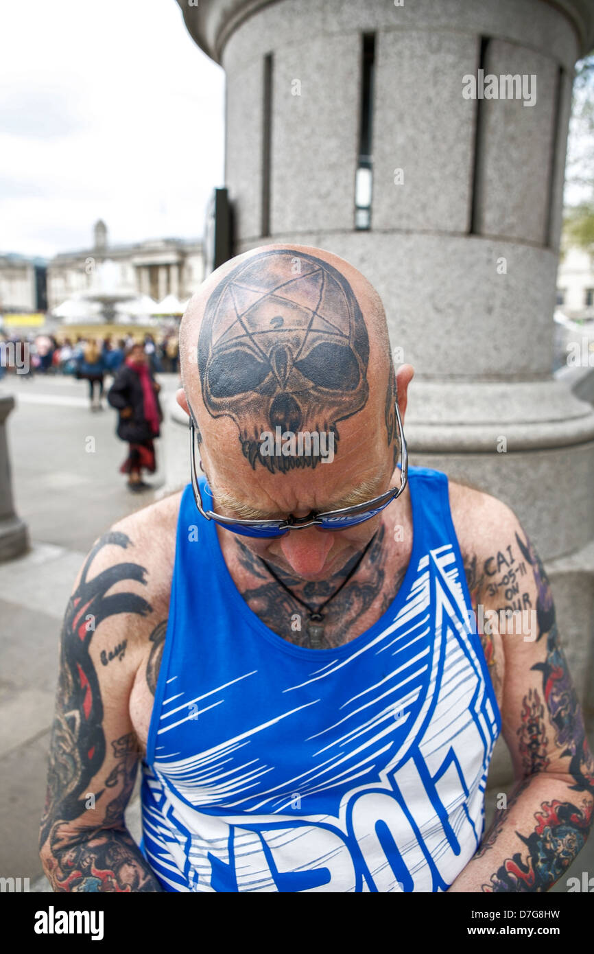 Cranio tatuaggio su un uomo alla testa. Tattoo design. Tatuato seniores. Foto Stock