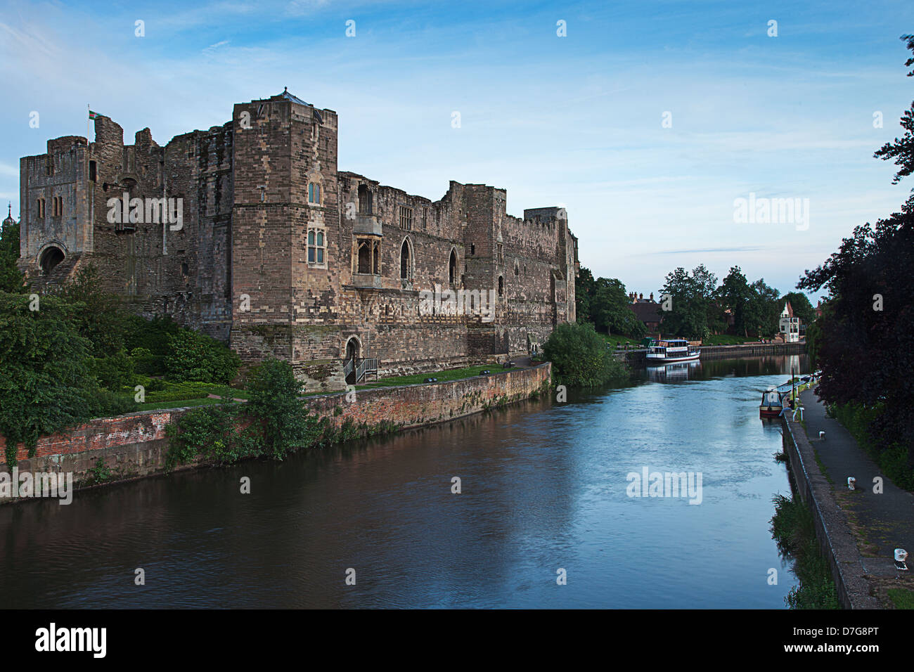 Newark Castle attraverso il fiume Trent in una tarda serata primaverile Foto Stock