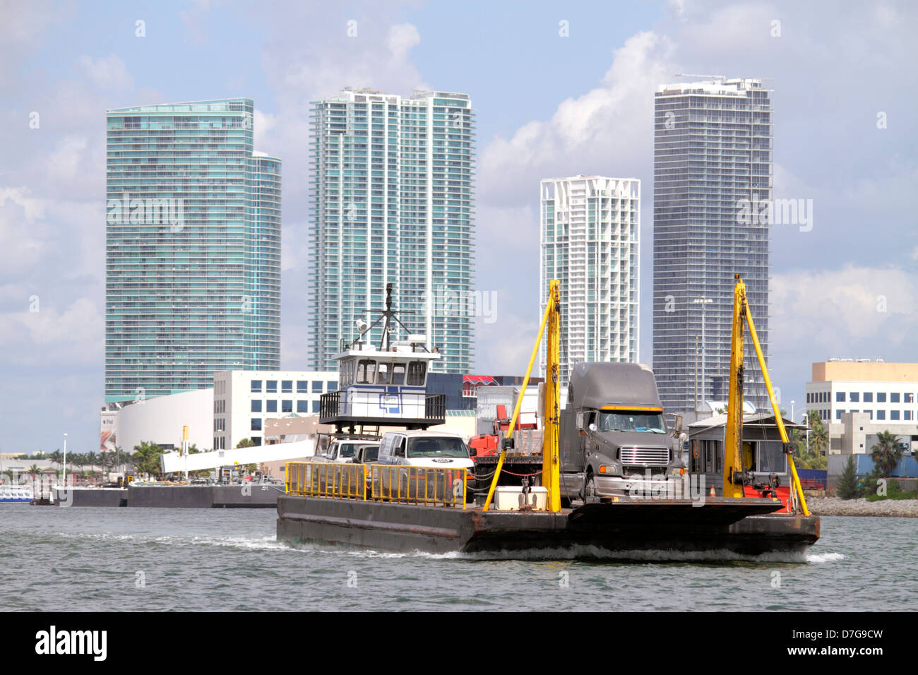 Miami Florida, Biscayne Boulevard, skyline della città, Biscayne Bay, acqua, grattacieli grattacieli grattacieli edificio edifici condominio appartamento residenziale Foto Stock