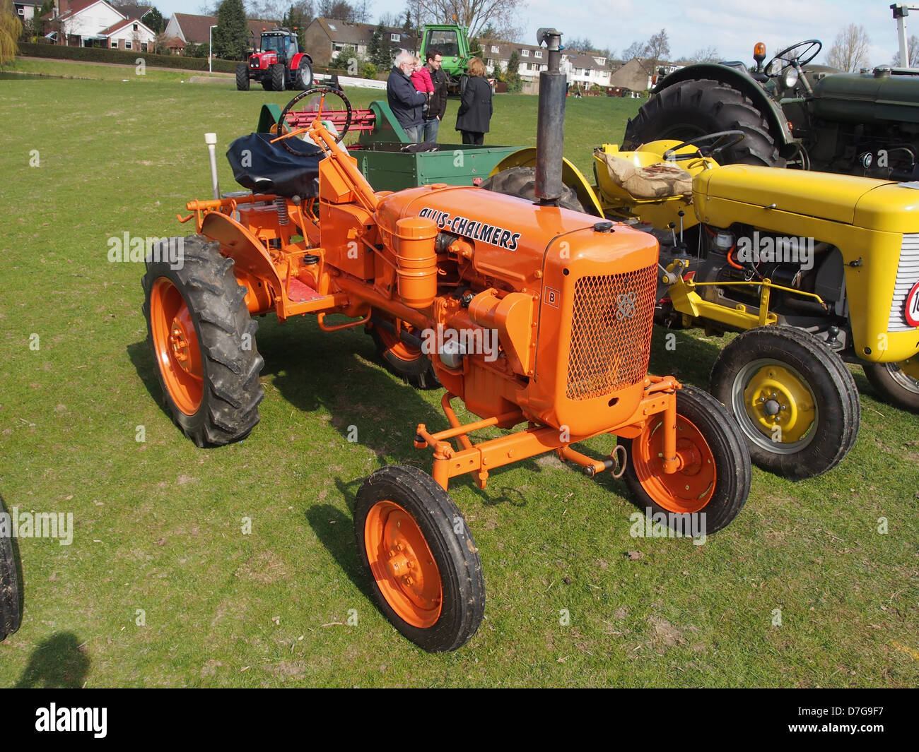 L'evento "Eersteling Ambachten Dag 2013" ha visto la partecipazione del trattore Allis-Chalmers, con macchinari agricoli e attrezzature agricole d'epoca. L'evento ha messo in luce l'artigianato e la storica tecnologia agricola, appassionati di disegno e collezionisti. Foto Stock